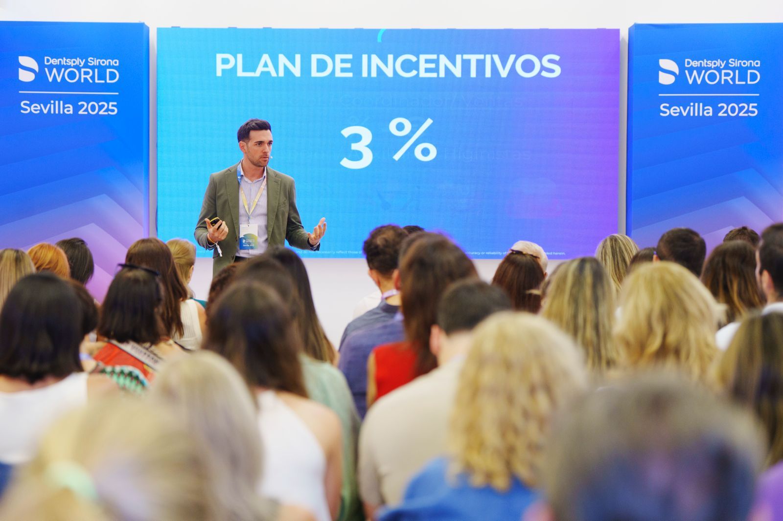 Carlos Dolz presentando en Dentsply Sirona World, Sevilla 2025